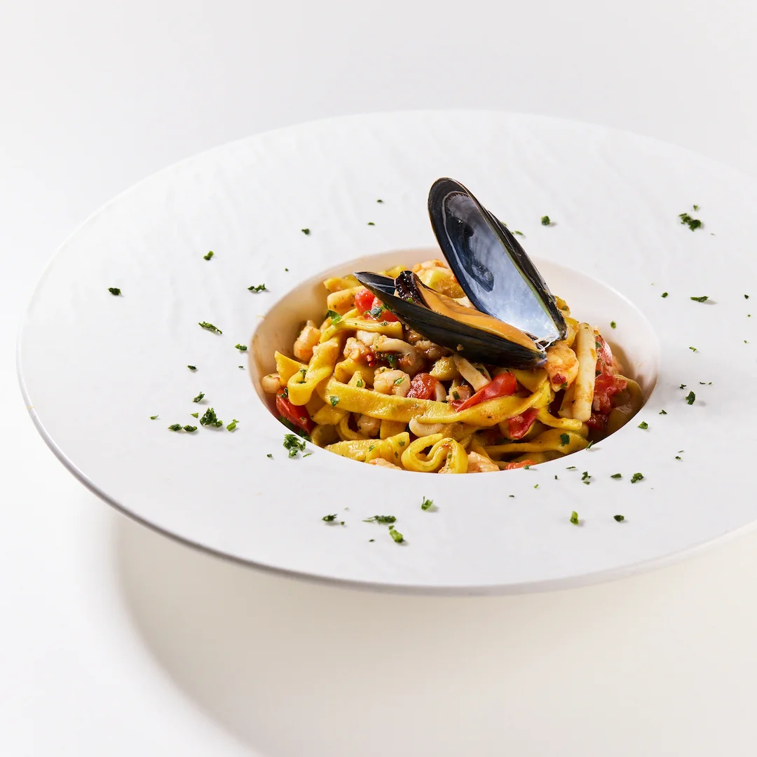 Un piatto con della pasta con le cozze