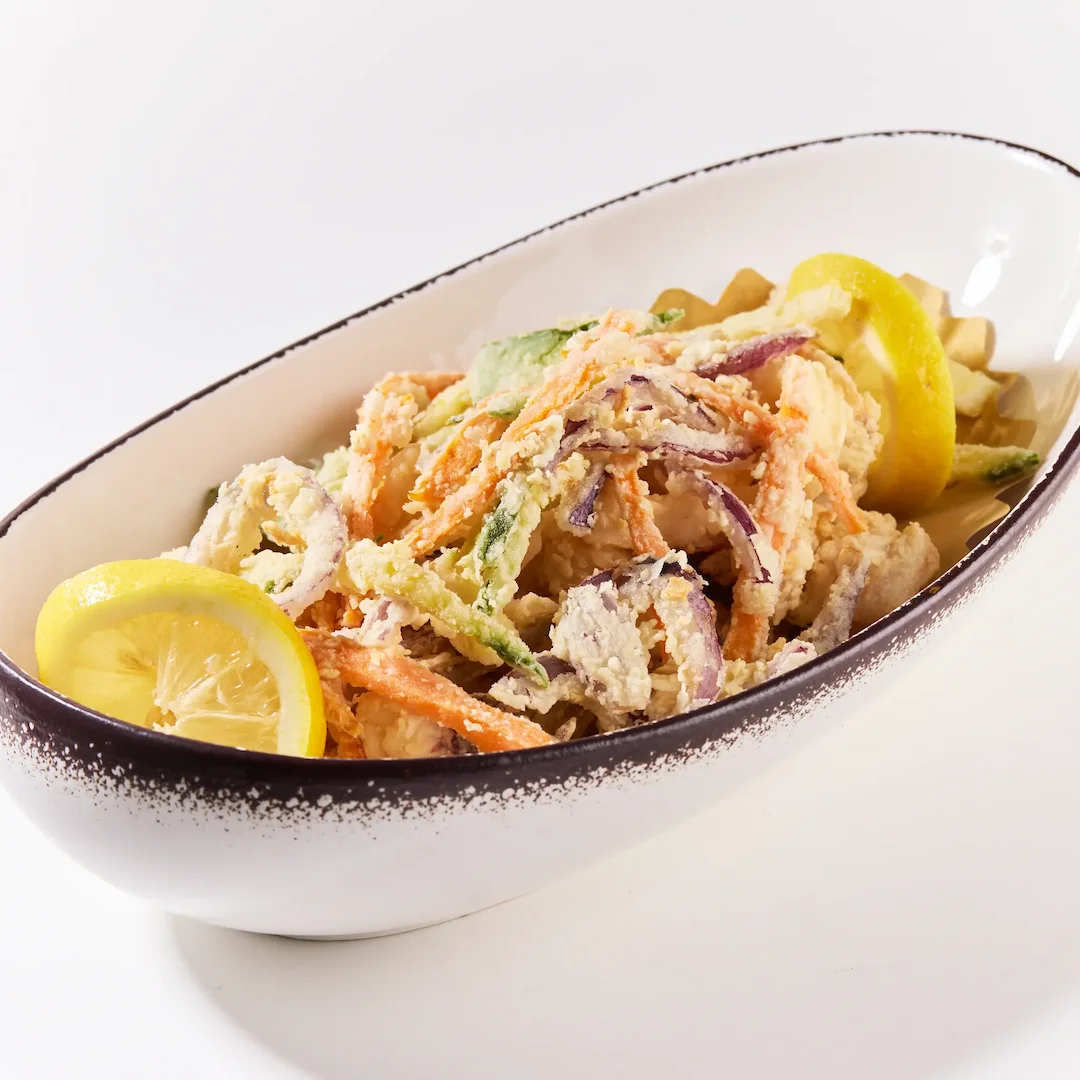 Una vaschetta in ceramica con dentro un fritto misto di pesce