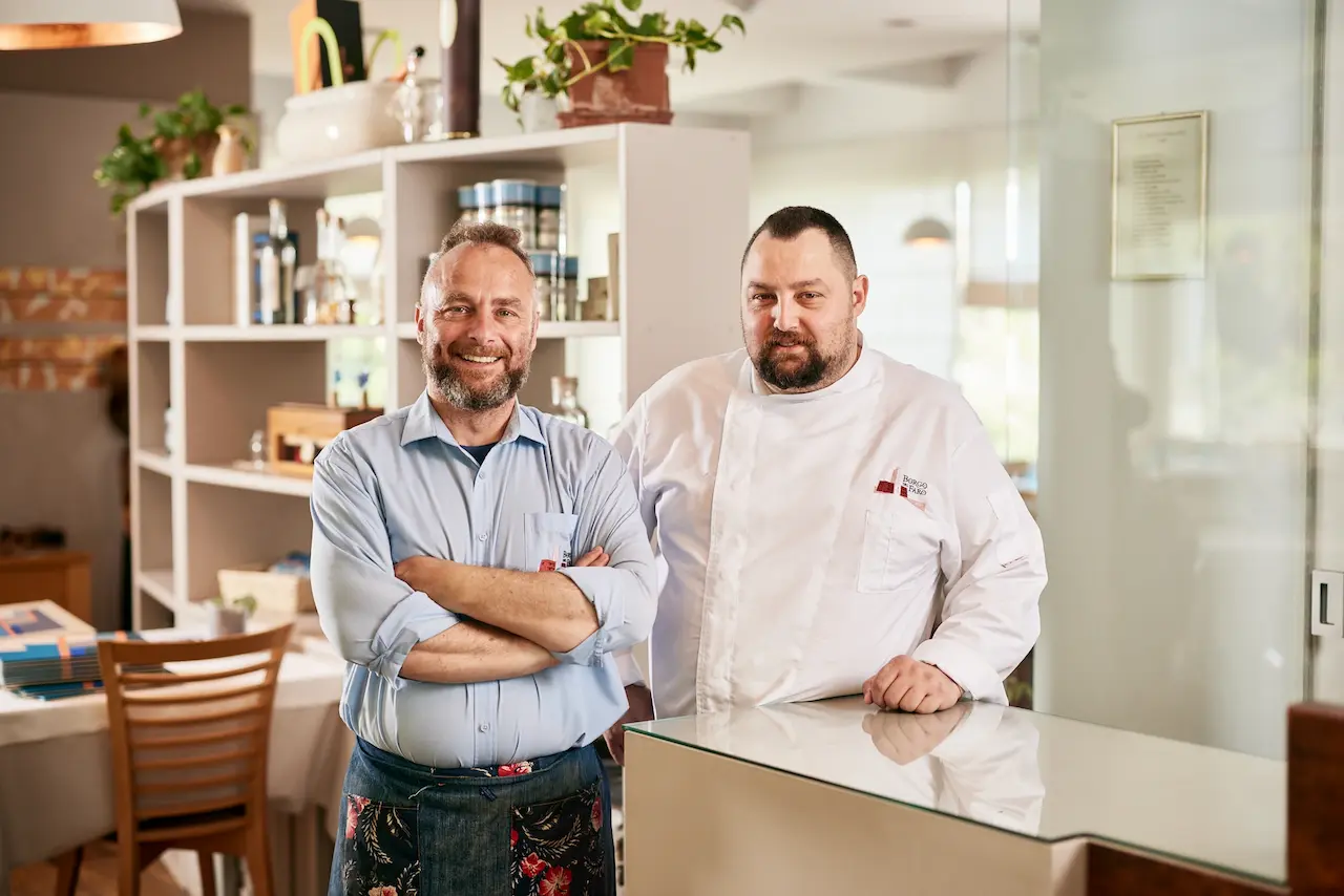I due fratelli vitali vi accolgono nel loro ristorante con un sorriso